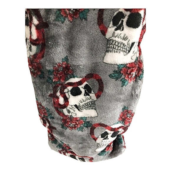 Skull serpent red roses printed‎ gray soft velvet plush throw blanket new - Picture 5 of 11